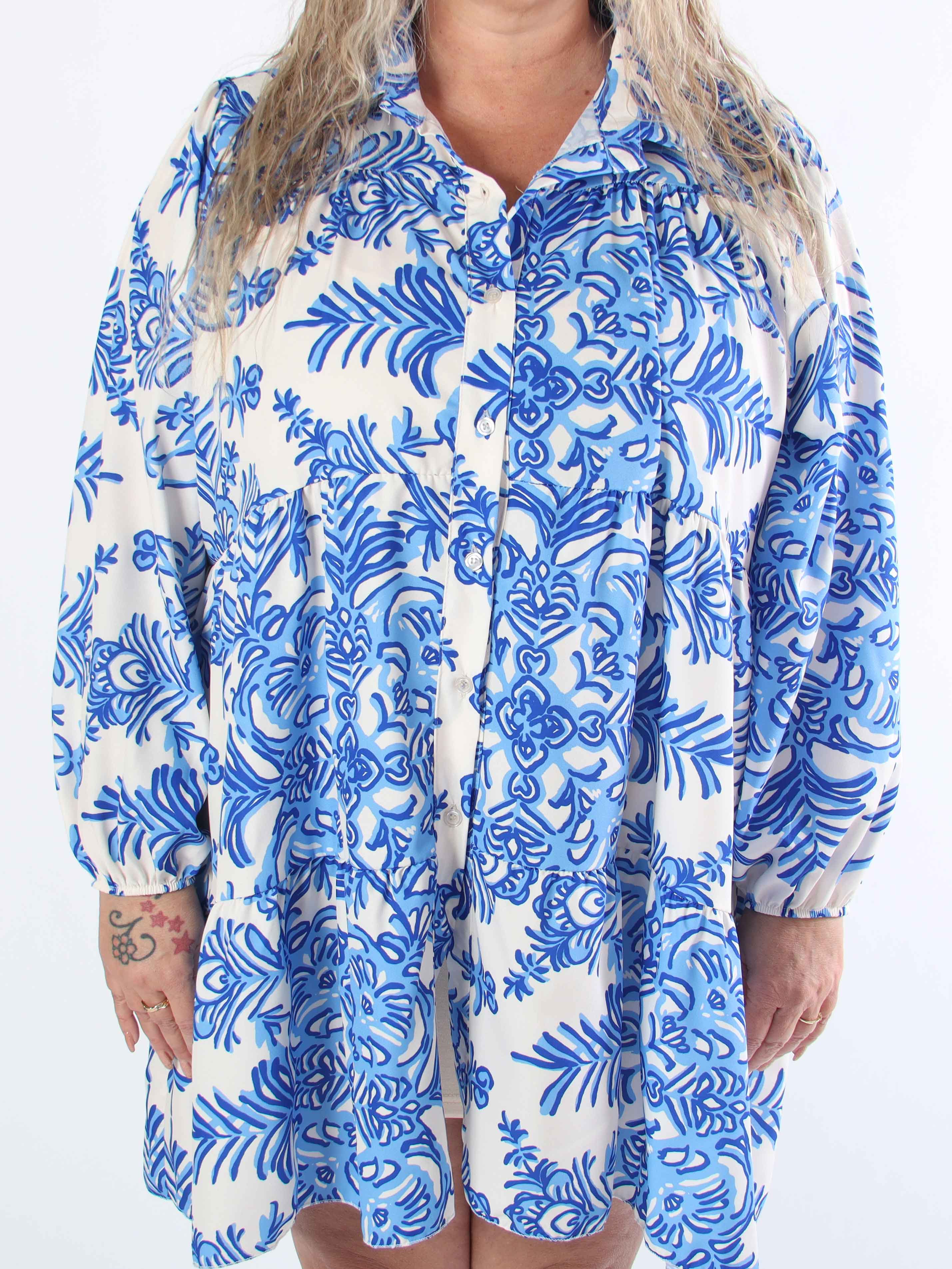 Sophie - Mønstret plus size skjortekjole i viskoseblanding med flæsekant